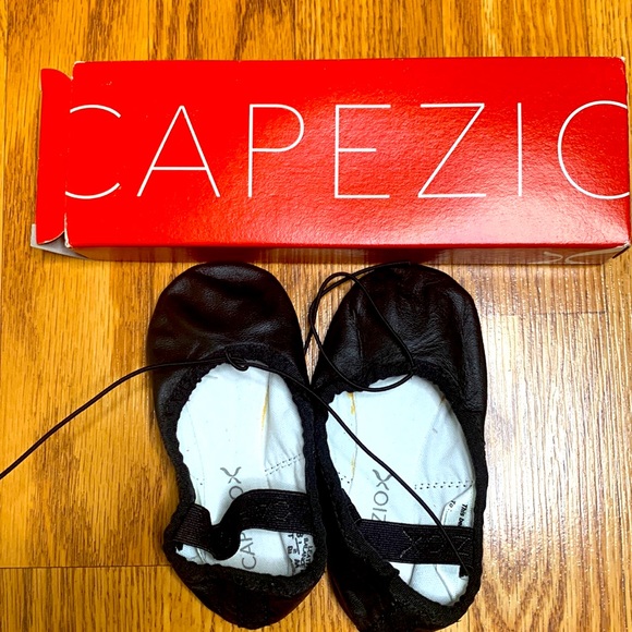 Capezio Other - Girls 8.5M Ballet Shoes